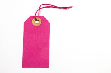 pembe kağıt etiket üzerinde beyaz izole dize ile bağlı