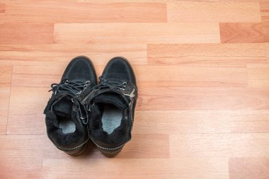 Siyah çift, kışlık botlar ahşap zemin zemin üzerine