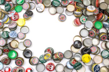 Barselona, İspanya - 17 Şubat 2016: Bira şişesi kapaklarının arka planı, çeşitli markaların karışımı