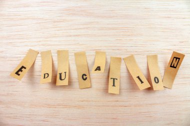 Ahşap yüzeye yapıştırılmış çıkartmalarla kelime eğitiminin yakın çekim görüntüleri.