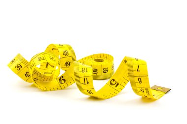 Sarı mezura beyaz arkaplanda izole edildi