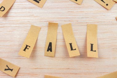 Kelimenin yakın plan çekimi ahşap yüzeye yapıştırılmış çıkartmalarla yapılır.