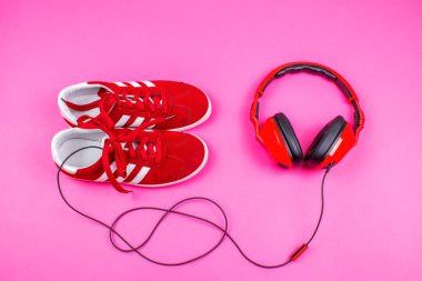 Barcelona, İspanya. Nisan 10,2018. Kırmızı Adidas ayakkabı ve renkli backgorund üzerinde kırmızı headphoens.