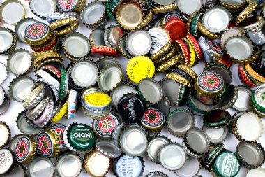 Barselona, İspanya - 17 Şubat 2016: Bira şişesi kapaklarının arka planı, çeşitli markaların karışımı