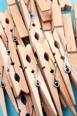 ahşap clothespins üstten görünüm mavi zemin üzerine