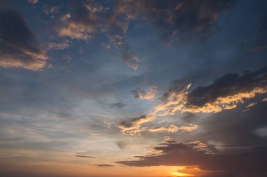 Güneş batan gün batımı bulutları.