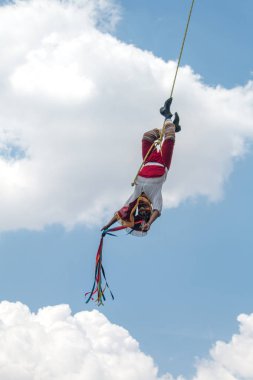 Meksika, D.F. 19 Temmuz 2018, Papantla el ilanları yürütme ritüel uçuş.