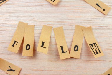 Kelimenin yakın çekimini ahşap yüzeye yapıştırılmış çıkartmalarla yapın.