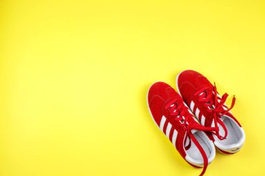 Barcelona, İspanya. Nisan 10,2018. Renkli backgorund üzerinde kırmızı Adidas ayakkabı.