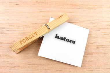 ahşap arka plan üzerinde nefret notu ile clothespin unutmak üst görünümü 