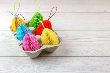 Kağıt renkli Paskalya yumurta beyaz rustik masa karton kapsayıcı