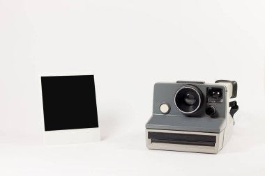 Retro Fotoğraf kamerası ve Beyaz Fotoğraf Çerçevesi