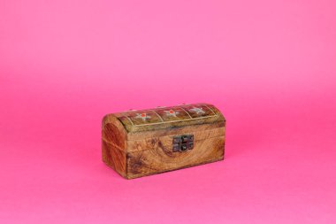 Renkli arka planda küçük oyuncak.