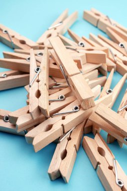ahşap clothespins üstten görünüm mavi zemin üzerine