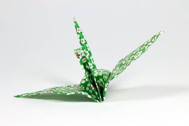 beyaz zemin üzerine yeşil Origami kuş