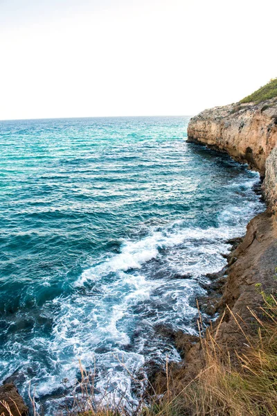 Szenische Aufnahme Der Natürlichen Klippe Über Der Küste — Stockfoto