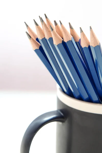 Blaue Bleistifte Tasse Isoliert Auf Weißem Hintergrund — Stockfoto
