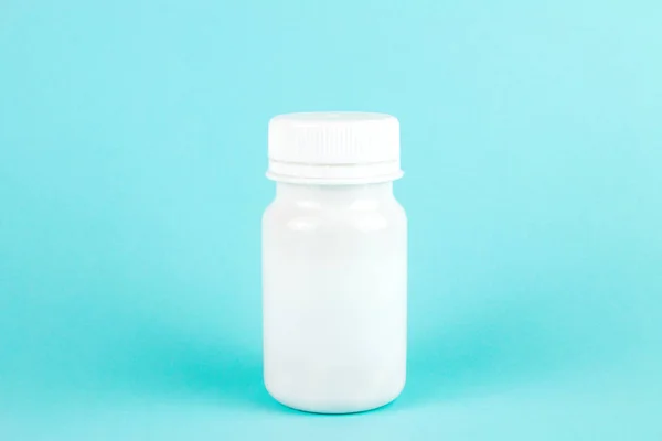 White Pill Bottle Blue Background — Zdjęcie stockowe