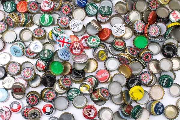 Barselona, İspanya - 17 Şubat 2016: Bira şişesi kapaklarının arka planı, çeşitli markaların karışımı