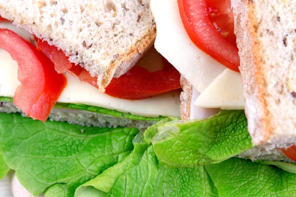 Sandwiches Mit Brot Käse Tomaten Und Salat Auf Weißem Holztisch — Stockfoto