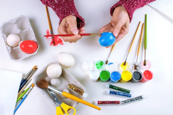 Vista Recortada Jovem Mulher Pintando Ovos Páscoa Mesa Branca — Fotografia de Stock