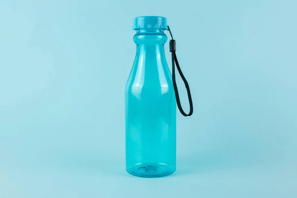 mavi zemin üzerine mavi plastik şişe yakın çekim