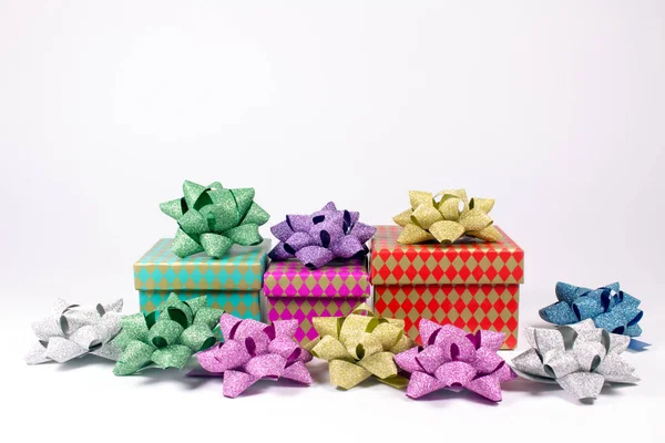 五颜六色的礼品盒与丝带查出在白色为圣诞节 — 图库照片