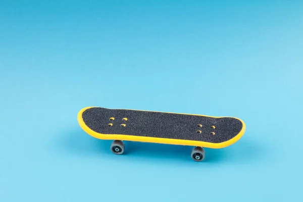 Mini Skate Brinquedo Fundo Azul — Fotografia de Stock