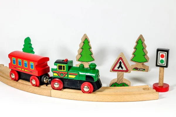 白い背景に木製の鉄道玩具のクローズアップショット — ストック写真