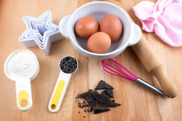 Bakning Cookies Husgeråd Och Star Fräsar Trä Bord — Stockfoto