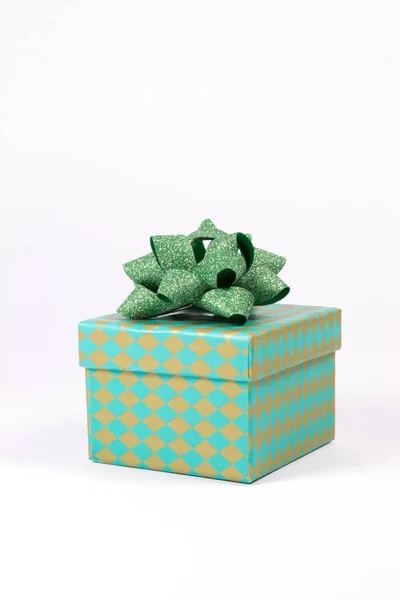 Zielone Pudełko Kokardą Białym Tle Boże Narodzenie — Zdjęcie stockowe