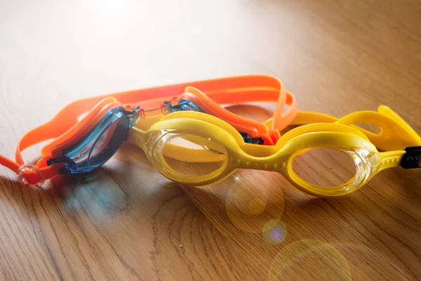 Sarı havuzu gözlükler, yakın çekim