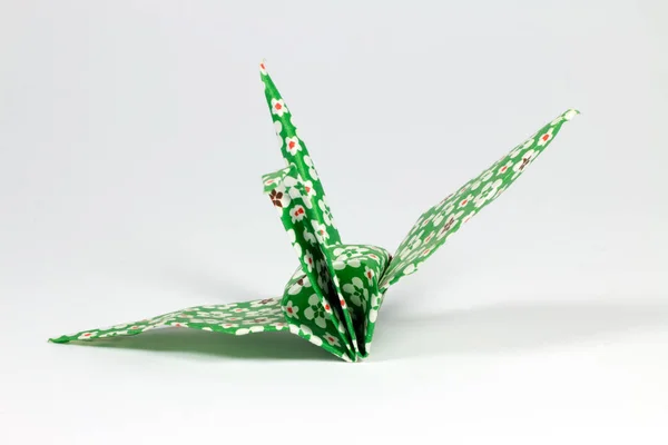 Origami Oiseau Vert Sur Fond Blanc — Photo