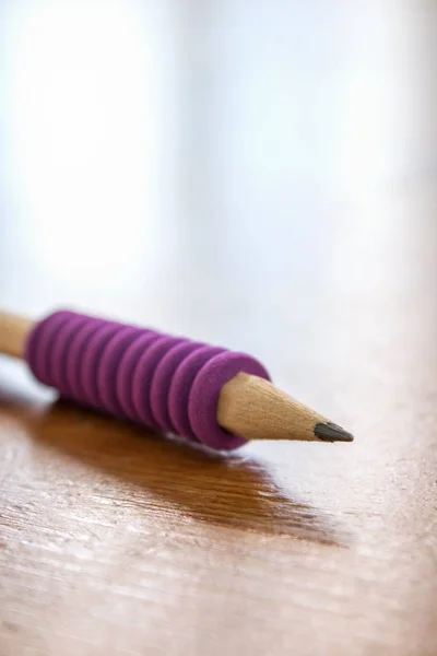 Ołówek Różowy Drewnianym Stole — Zdjęcie stockowe