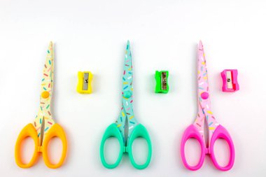 Bileme makineleri beyaz arka plan üzerinde renkli makasla