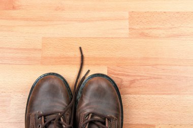 Kahverengi botları çift ahşap zemin zemin üzerine