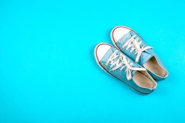 çift mavi zemin üzerine canlı spor ayakkabı 