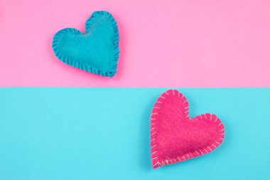 parlak arka plan üzerinde renkli keçe kalplerin Üstten Görünüm