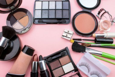 Pembe arka plan üzerinde kozmetik ve makyaj kompozisyon