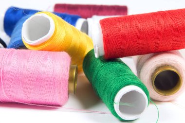 Beyaz arka plan üzerinde izole renkli konu