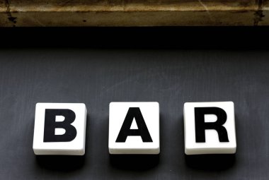 Duvarda Eski Neon Bar Tabelası