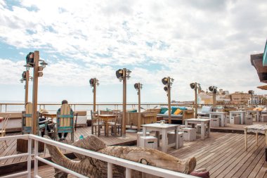 Sahildeki Terrace Bar 'ın manzaralı görüntüleri.