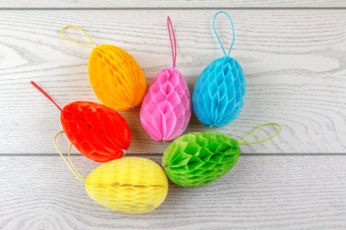 Kağıt renkli Paskalya yumurta beyaz rustik masada