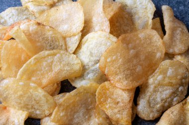 Patates cipsi karanlık rustik masada