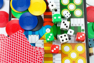 Poker dices, cips, kartlar ve beyaz arka planda kart oyunu