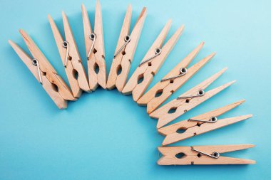 ahşap clothespins üstten görünüm mavi zemin üzerine