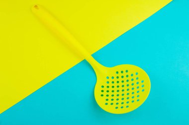 Plastik kaşık. sarı, yakın çekim