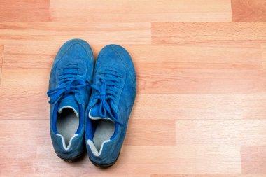 ahşap zemin zemin üzerine mavi spor ayakkabı