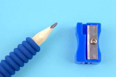 Mavi zemin üzerine mavi okul araçları.