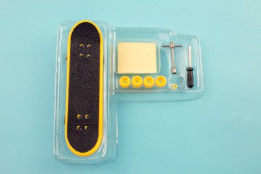 Mini kaykay oyuncak araçları kutusunda mavi arka plan ile